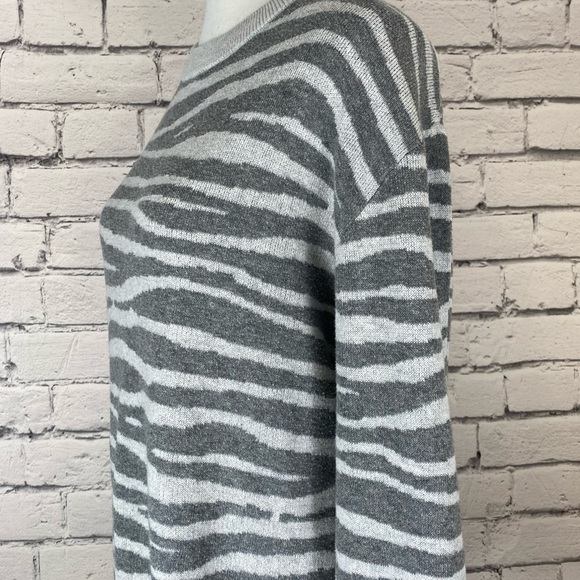 Ava & Viv Gray Animal Print Sweater size 0X - Picture 6 of 9